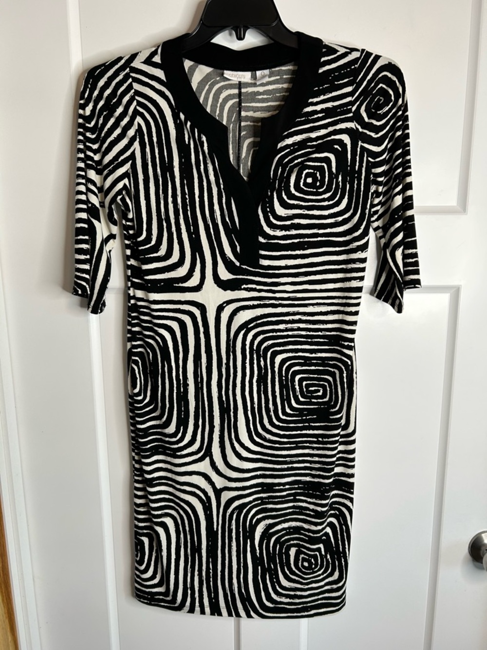 Chico's Black White Geometric Link Print Split Neck Sheath Dress 0 Small 632